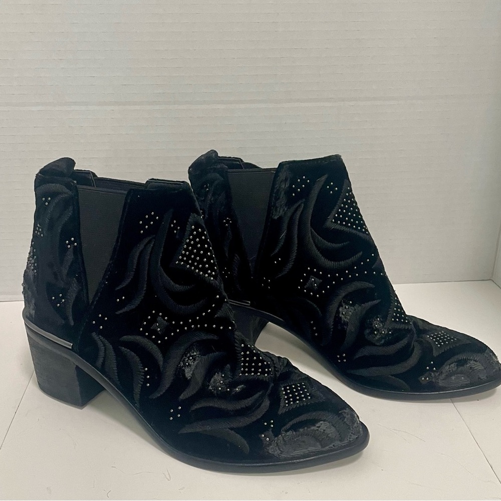 Dolce Vita Black Velvet Embroidered Ankle Booties Sise 6.5
